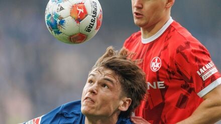 Bielefelds Maximilian Großer im Kopfballduell mit Florian Kleinhansl.