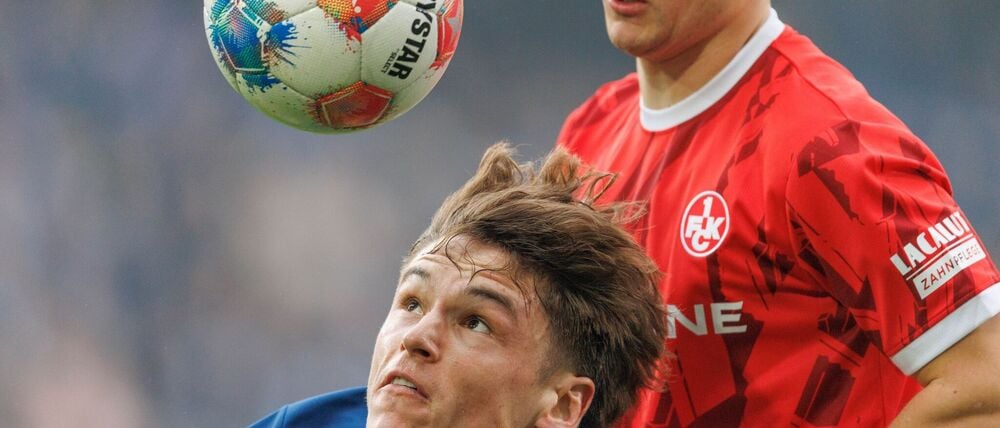 Bielefelds Maximilian Großer im Kopfballduell mit Florian Kleinhansl.