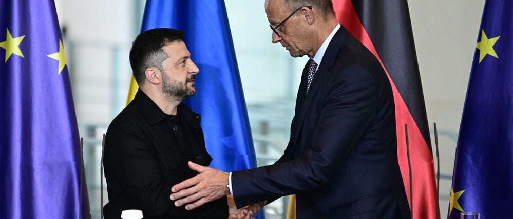 Der ukrainische Präsident Wolodymyr Selenskyj (links) hat zuletzt Mitte August Berlin und Friedrich Merz im Kanzleramt besucht.