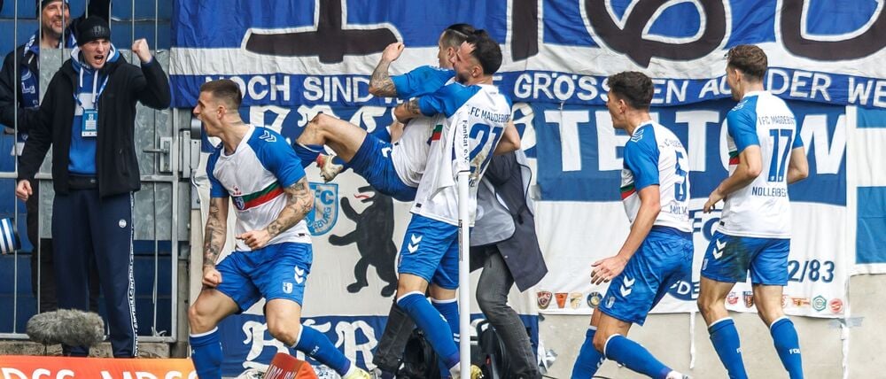 Baris Atik (2.v.l, 1. FC Magdeburg) jubelt nach seinem Treffer zum 2:1 mit Teamkollegen.