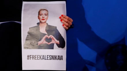 Die belarussische Bürgerrechtlerin Tatsiana Khomich hält ein Foto ihrer inhaftierten Schwester Maria Kalesnikava in den Händen, als sie am 26. Mai 2022 in Aachen stellvertretend für ihre Schwester an der Verleihung des Karlspreises teilnimmt.