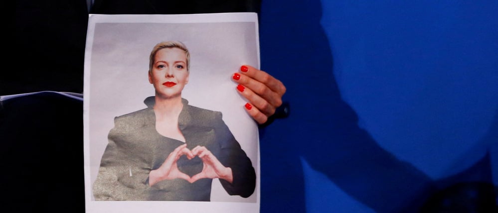 Die belarussische Bürgerrechtlerin Tatsiana Khomich hält ein Foto ihrer inhaftierten Schwester Maria Kalesnikava in den Händen, als sie am 26. Mai 2022 in Aachen stellvertretend für ihre Schwester an der Verleihung des Karlspreises teilnimmt.