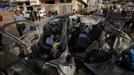 Palästinenser inspizieren den Ort eines israelischen Angriffs auf ein Auto in Gaza-Stadt, 13. Dezember 2025.