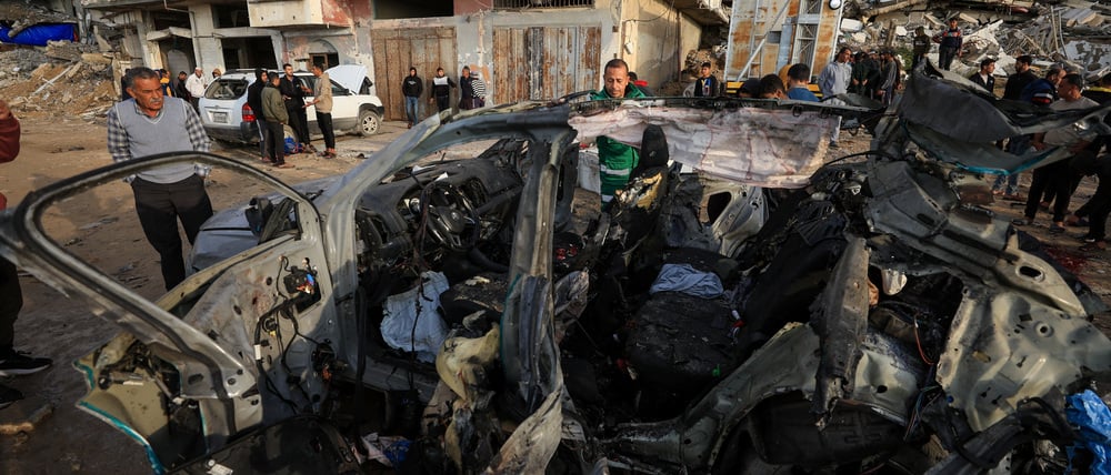 Palästinenser inspizieren den Ort eines israelischen Angriffs auf ein Auto in Gaza-Stadt, 13. Dezember 2025.
