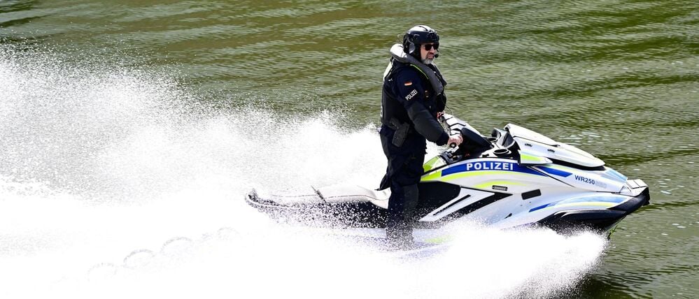 Berlin: Ein Polizist der Wasserschutzpolizei sichert auf einem Jetski auf der Spree die Umgebung des Kanzleramts vor der Teilnahme des ukrainischen Präsidenten Selenskyj an virtuellen Beratungen europäischer Staats- und Regierungschefs mit Blick auf das Treffen von US-Präsident Trump und dem russischen Präsidenten Putin.