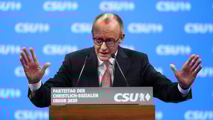 Friedrich Merz redet auf dem CSU-Parteitag am 13.12.2025 in der Messe München.
