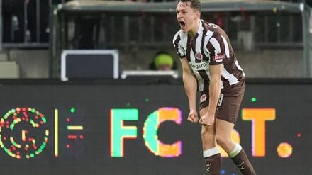 Martijn Kaars jubelt über seinen Treffer zum 1:0 für den FC St. Pauli.