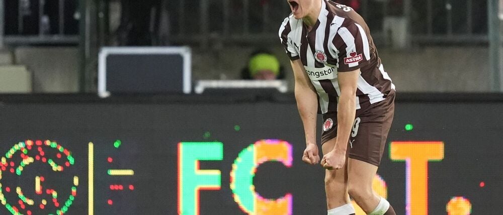 Martijn Kaars jubelt über seinen Treffer zum 1:0 für den FC St. Pauli.