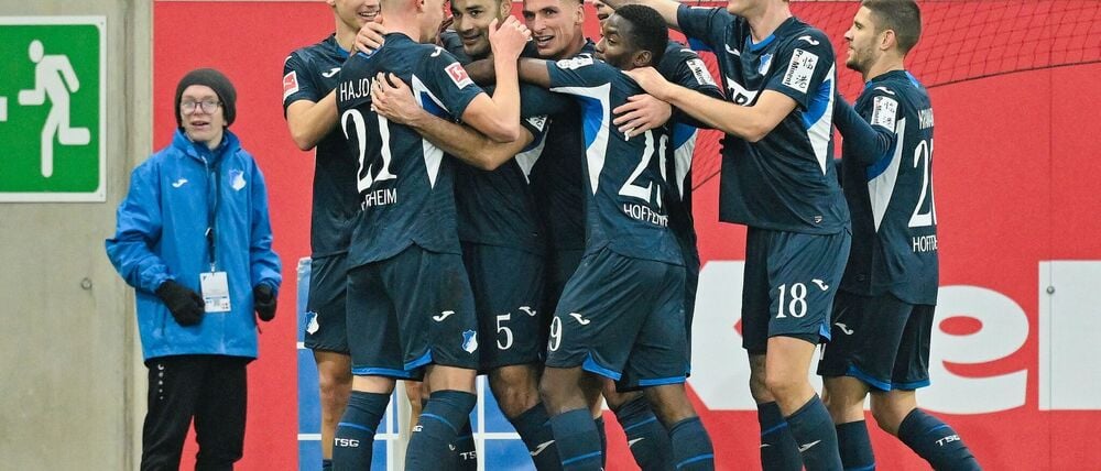 Ozan Kabak (3. Spieler von l.) bejubelt Tor und Rückkehr in die Startelf nach schwierigen Zeiten.