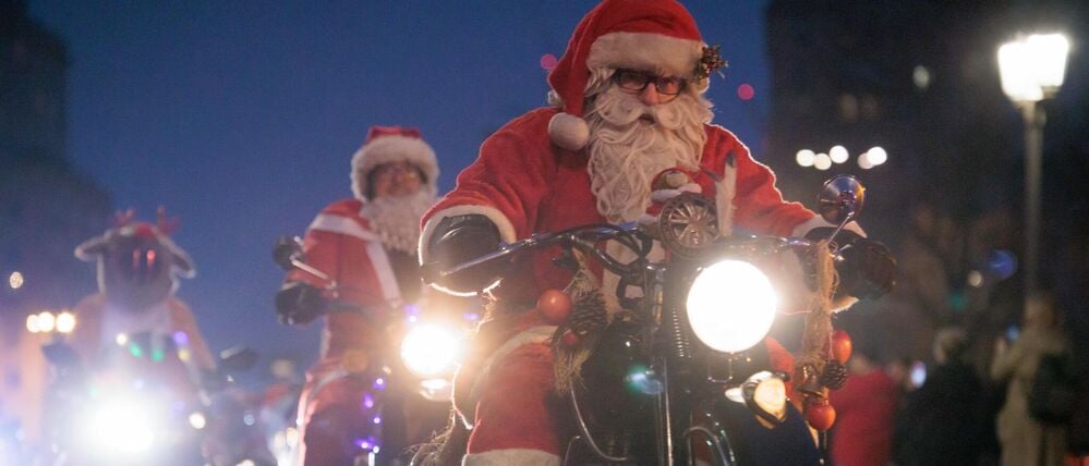Mehrere hundert Weihnachtsmänner brausten heute auf Motorrädern durch Berlin.