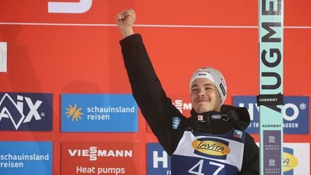 Philipp Raimund feiert seinen dritten Platz in Klingenthal.