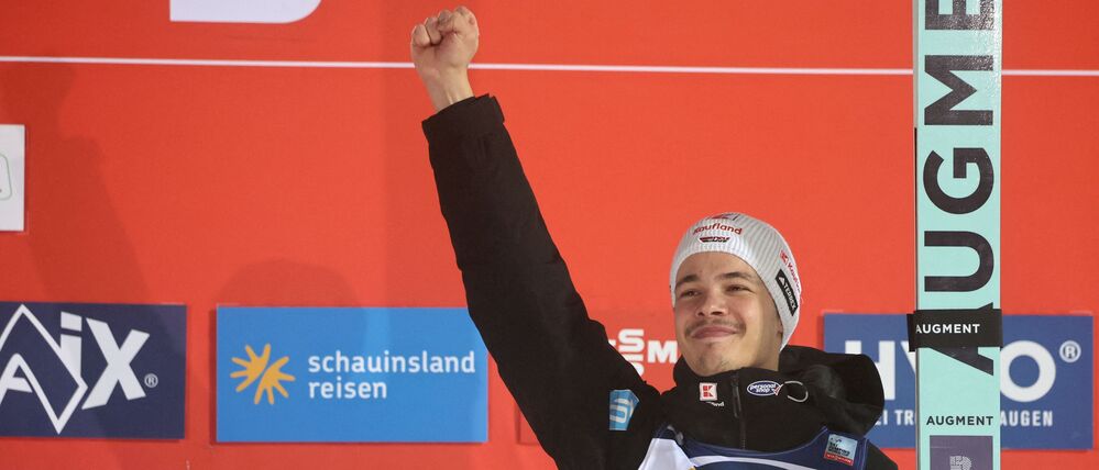 Philipp Raimund feiert seinen dritten Platz in Klingenthal.