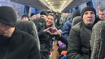 Auf diesem Foto, das vom Pressedienst der Koordinationszentrale für die Behandlung von Kriegsgefangenen am Samstag, 13. Dezember 2025, zur Verfügung gestellt wurde, zeigt Maria Kalesnikava, eine wichtige belarussische Oppositionspolitikerin, mit ihren Händen ein Herz, als sie in einem Bus sitzt, nachdem sie aus der Haft in Belarus an der ukrainisch-belarussischen Grenze entlassen wurde.