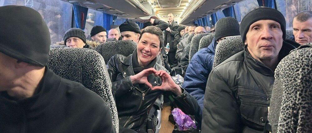 Auf diesem Foto, das vom Pressedienst der Koordinationszentrale für die Behandlung von Kriegsgefangenen am Samstag, 13. Dezember 2025, zur Verfügung gestellt wurde, zeigt Maria Kalesnikava, eine wichtige belarussische Oppositionspolitikerin, mit ihren Händen ein Herz, als sie in einem Bus sitzt, nachdem sie aus der Haft in Belarus an der ukrainisch-belarussischen Grenze entlassen wurde.
