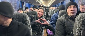 Auf diesem Foto, das vom Pressedienst der Koordinationszentrale für die Behandlung von Kriegsgefangenen am Samstag, 13. Dezember 2025, zur Verfügung gestellt wurde, zeigt Maria Kalesnikava, eine wichtige belarussische Oppositionspolitikerin, mit ihren Händen ein Herz, als sie in einem Bus sitzt, nachdem sie aus der Haft in Belarus an der ukrainisch-belarussischen Grenze entlassen wurde. 