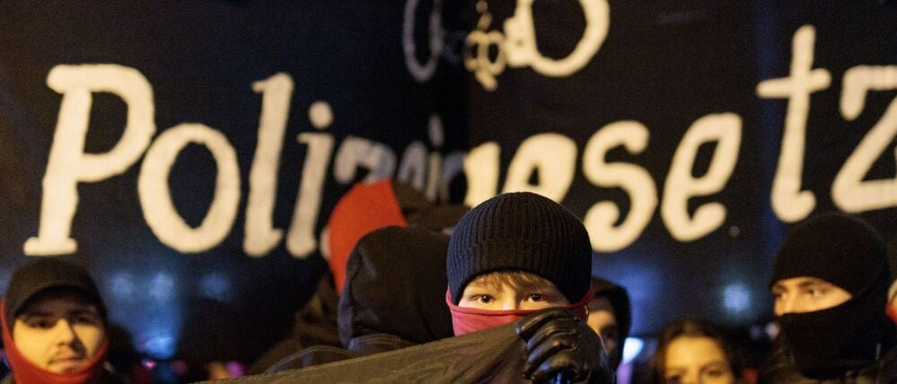 Die Polizei schätzt etwa 700 Teilnehmer auf der Demonstration.
