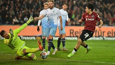 Großchance für Hannover: Daisuke Yokota scheitert an Bochums Torwart Timo Horn.