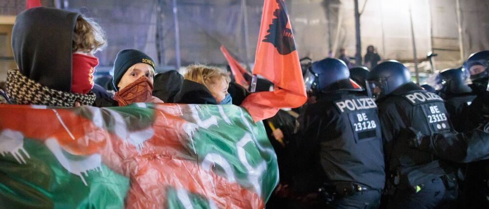 Die Polizei hat eine Anti-Polizei-Demo in Friedrichshain aufgelöst.