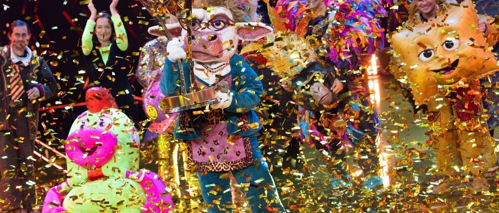 Sie hat gewonnen: Die maskierte Sängerin „Muuhnika“ (Mitte).