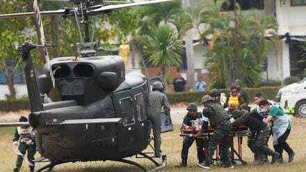 In der Nacht auf Sonntag meldeten beide Seiten Angriffe entlang der Front.