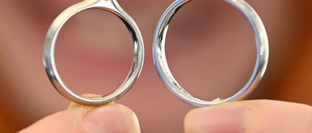 Für Brautpaare sind Trauring aus Platin - wie links zu sehen - eine Alternative. (Archivbild)