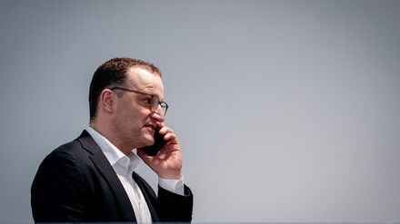 Jens Spahn ist in der Corona-Krise laut einer Untersuchung „gegen den Rat seiner Fachabteilungen“ in großem Umfang in die Schutzmasken-Beschaffung eingestiegen. (Archivfoto)
