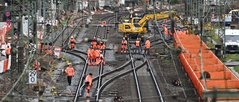 Monatelang war die Riedbahn wegen einer Generalsanierung gesperrt, seitdem sind die Züge nach Angaben der Deutschen Bahn pünktlicher. (Archivbild)