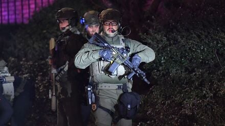 Nachbarn der Universität wurden aufgefordert, ihre Häuser nicht zu verlassen.