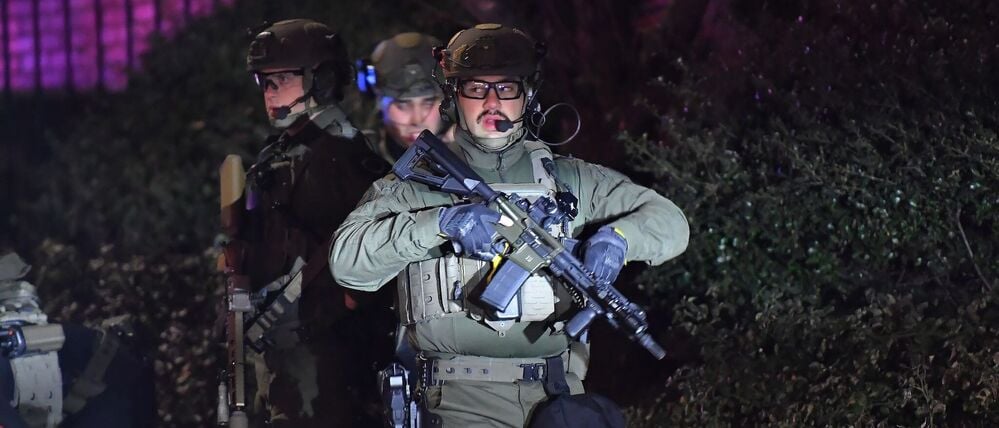 Nachbarn der Universität wurden aufgefordert, ihre Häuser nicht zu verlassen.