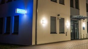 Bayern, Dingolfing: Die Polizeiwache in Dingolfing. Wegen mutmaßlicher Anschlagspläne auf einen Weihnachtsmarkt im Raum Dingolfing in Niederbayern sind fünf Männer festgenommen worden.