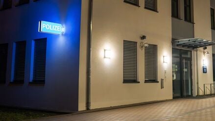 Bayern, Dingolfing: Die Polizeiwache in Dingolfing. Wegen mutmaßlicher Anschlagspläne auf einen Weihnachtsmarkt im Raum Dingolfing in Niederbayern sind fünf Männer festgenommen worden.