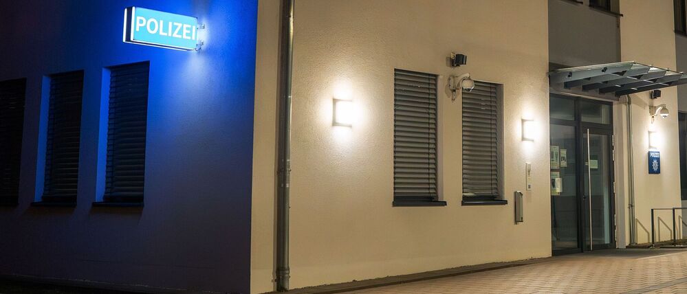 Bayern, Dingolfing: Die Polizeiwache in Dingolfing. Wegen mutmaßlicher Anschlagspläne auf einen Weihnachtsmarkt im Raum Dingolfing in Niederbayern sind fünf Männer festgenommen worden.