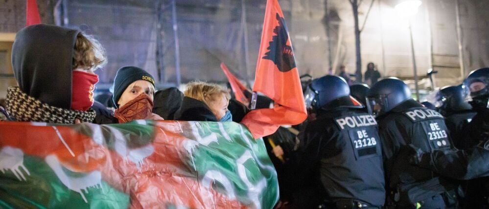 Polizisten ziehen ein Transparent aus der Demonstration gegen die Polizei unter dem Motto „Krieg dem System - ACAB“ im Stadtteil Friedrichshain.