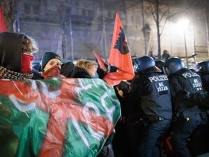 Polizisten ziehen ein Transparent aus der Demonstration gegen die Polizei unter dem Motto „Krieg dem System - ACAB“ im Stadtteil Friedrichshain.