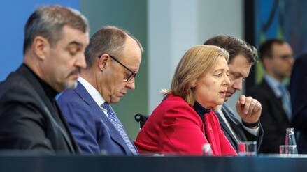 CSU-Chef Markus Söder, CDU-Chef Friedrich Merz und die Co-Vorsitzenden der SPD, Bärbel Bas und Lars Klingbeil, geben ein Pressestatement zu den Ergebnissen des Koalitionsausschusses (Symbolbild).