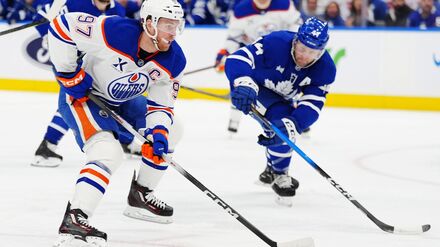 Connor McDavid (l) erzielte zwei Tore bei Edmontons Sieg in Toronto.