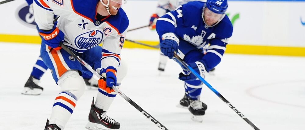 Connor McDavid (l) erzielte zwei Tore bei Edmontons Sieg in Toronto.