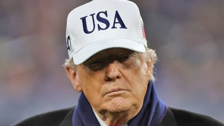 US-Präsident Donald Trump steht während der ersten Halbzeit des 126. Army-Navy-Spiels im M&T Bank Stadium auf dem Spielfeld (Symbolbild).