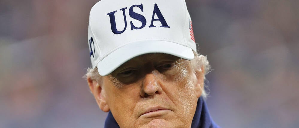 US-Präsident Donald Trump steht während der ersten Halbzeit des 126. Army-Navy-Spiels im M&T Bank Stadium auf dem Spielfeld (Symbolbild).