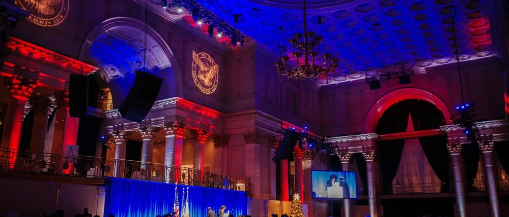 Der Saal an der Wall Street in New York ist in rot, weiß und blau beleuchtet.