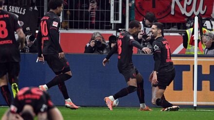 Martin Terrier und Arthur bejubeln das Traumtor zum 1:0.