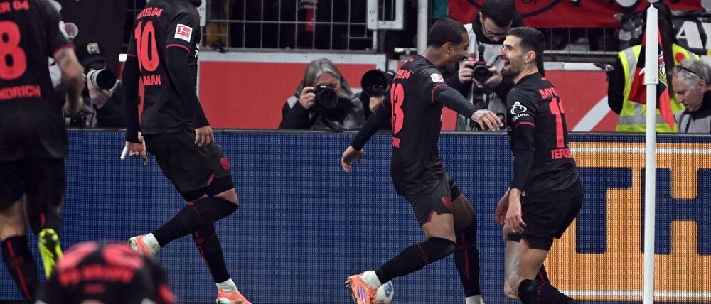 Martin Terrier und Arthur bejubeln das Traumtor zum 1:0.