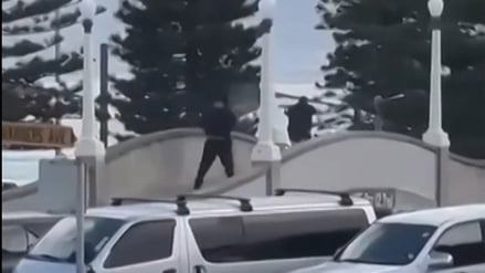 Dieser Screenshot zeigt die beiden Attentäter auf einer Brücke am Bondi Beach in Sydney.
