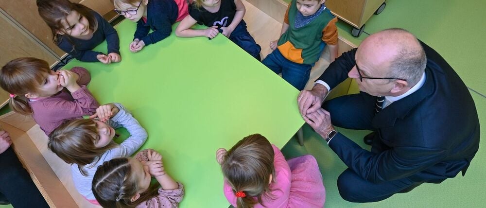 Brandenburgs Ministerpräsident Dietmar Woidke (SPD) ruft Kinder zum Mitmachen beim Wettbewerb zum Kinderfest auf. (Archivbild)
