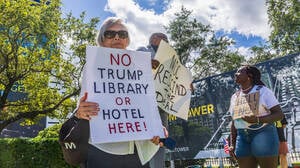Demonstranten gegen die Trump-Bibliothek vor dem Grundstück in Downtown Miami.