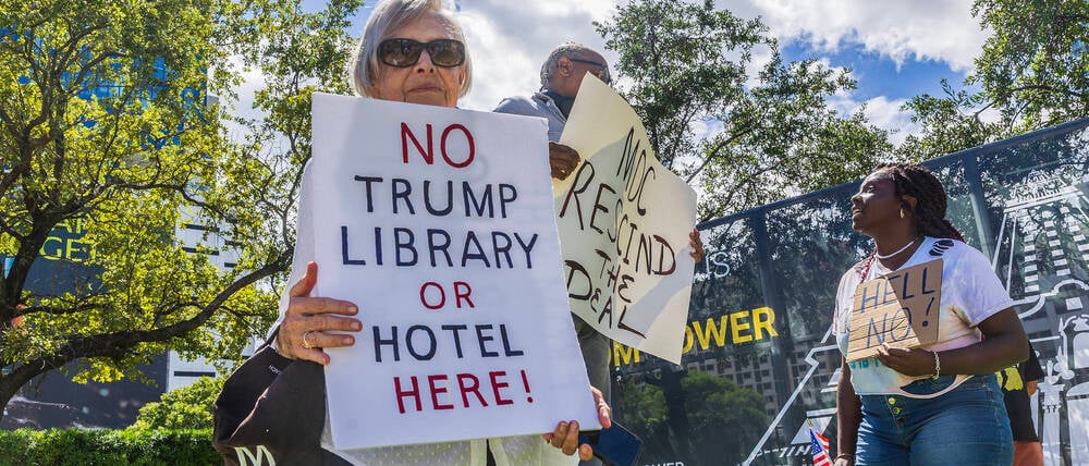 Demonstranten gegen die Trump-Bibliothek vor dem Grundstück in Downtown Miami.