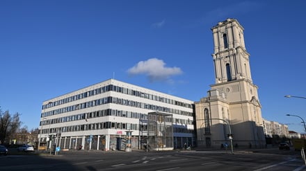 Das Rechenzentrum, daneben der Turm der Garnisonkirche.