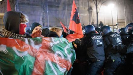 Die Polizei hat eine Anti-Polizei-Demo in Friedrichshain aufgelöst.