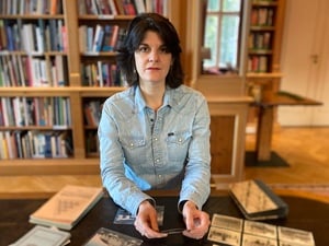 Die preisgekrönte New Yorker Autorin und Illustratorin Nora Krug ist derzeit zu Gast bei der American Academy in Berlin.