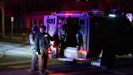 Polizisten suchen nach Schüssen an der Brown University nach dem Schützen.